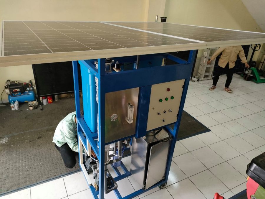 Mesin Pengolah Air Minum Tenaga Surya: Solusi air layak minum yang dapat diandalkan saat terjadi bencana atau kondisi darurat.